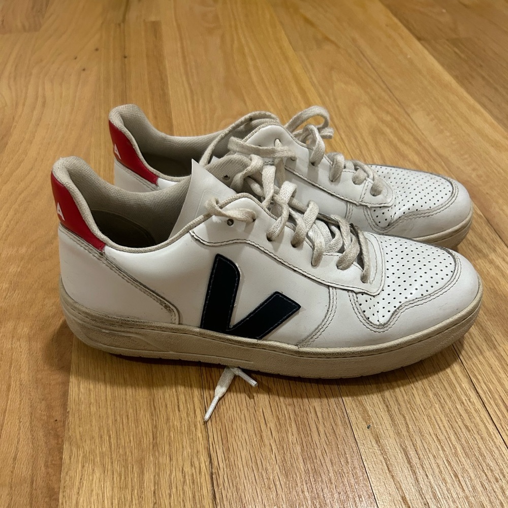 Vejas V-10 Leather Sneakers